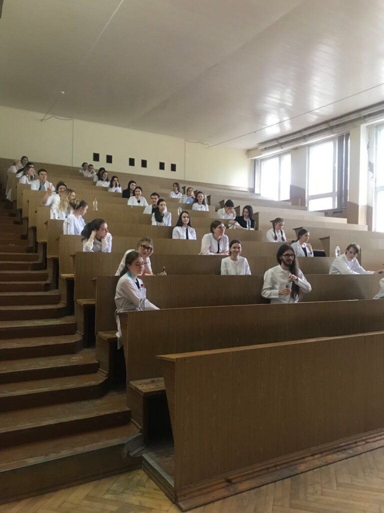 Студенти фармацевтичного факультету ДНМУ та інших вишів України складали іспит КРОК, що відбувся 13 червня для студентів очної форми навчання, а наступного дня, 14 червня, - для студентів заочної форми навчання 1 photo 2023 06 15 21 50 38